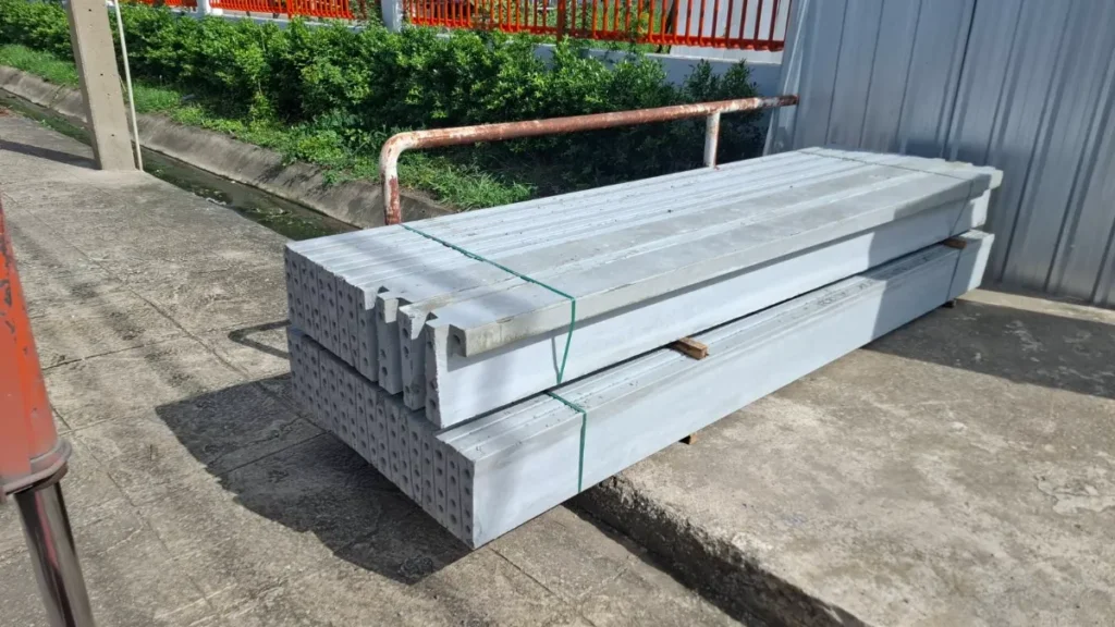 แผ่นรั้วคอนกรีตสำเร็จรูปกองวางสำหรับก่อสร้างรั้ว