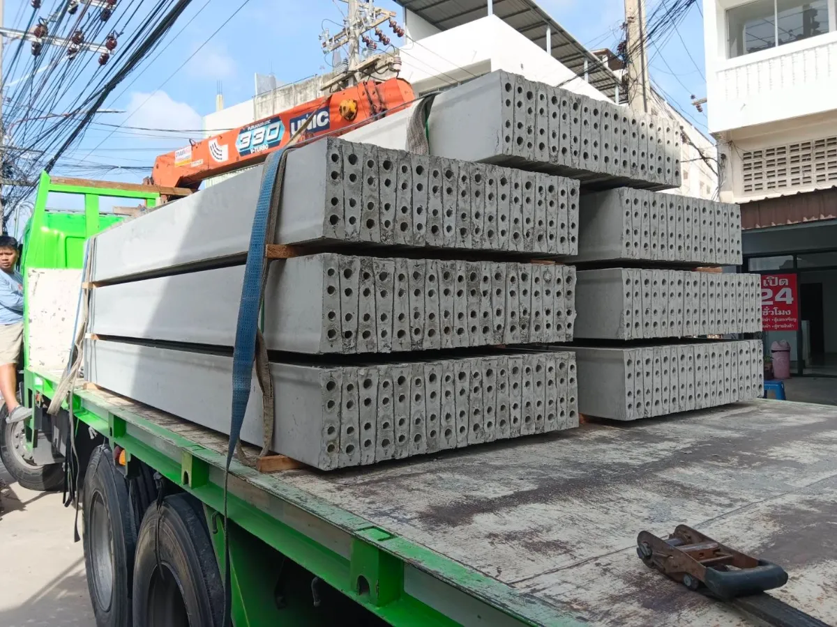 รถบรรทุกขนแผ่นรั้วคอนกรีตสำเร็จรูป